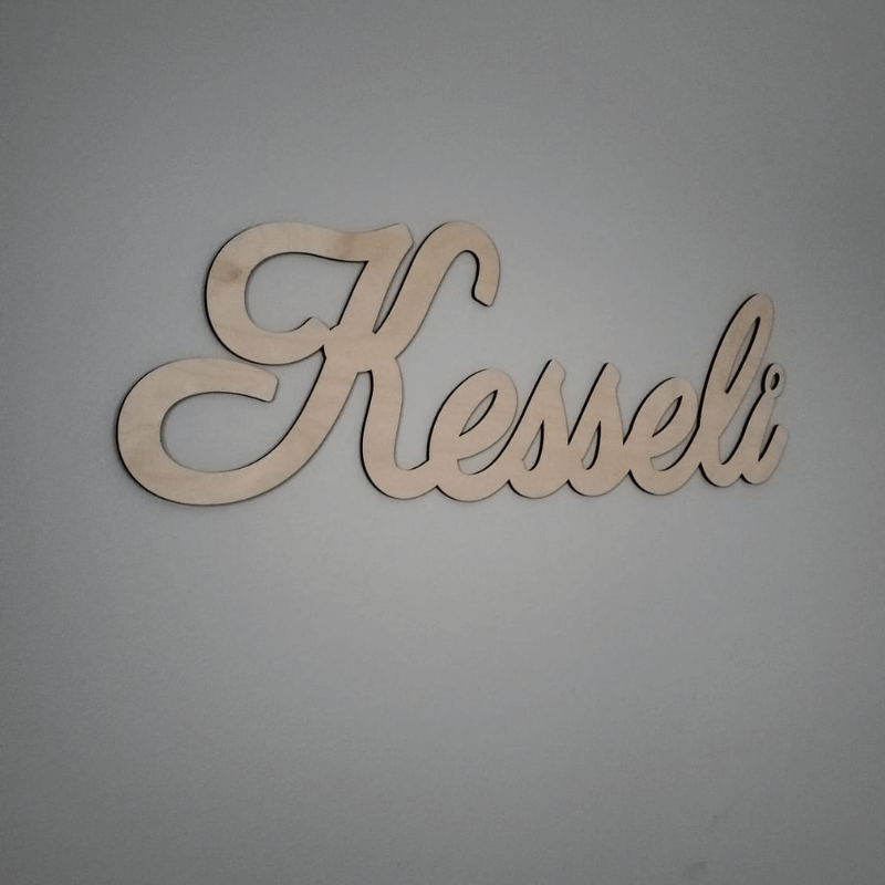 Kaunokirjoitettu ja kursivoitu tekstikyltti