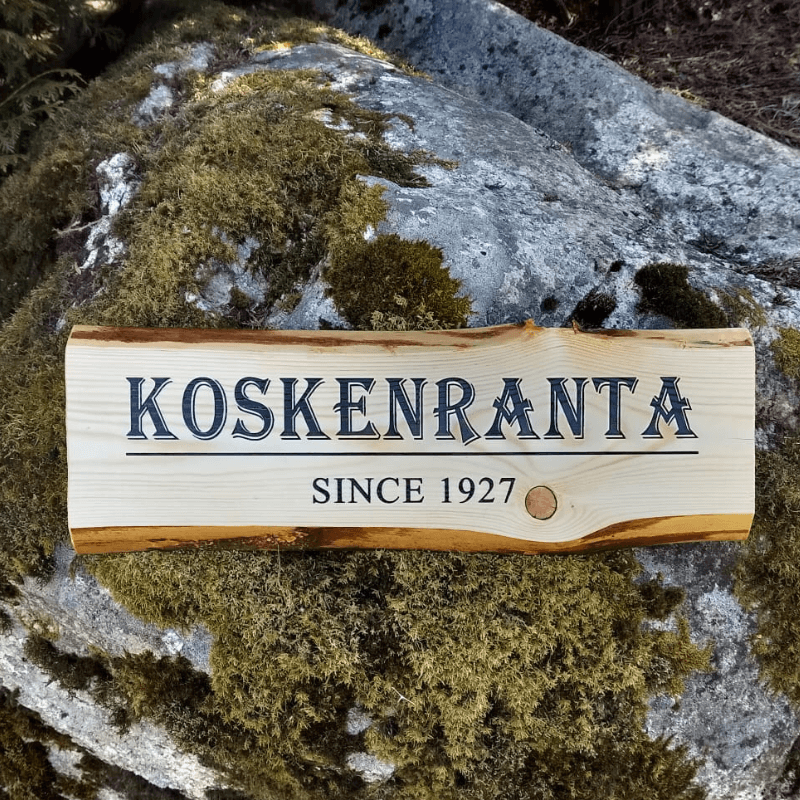 Kyltti tuppeensahatusta puusta omalla tekstillä