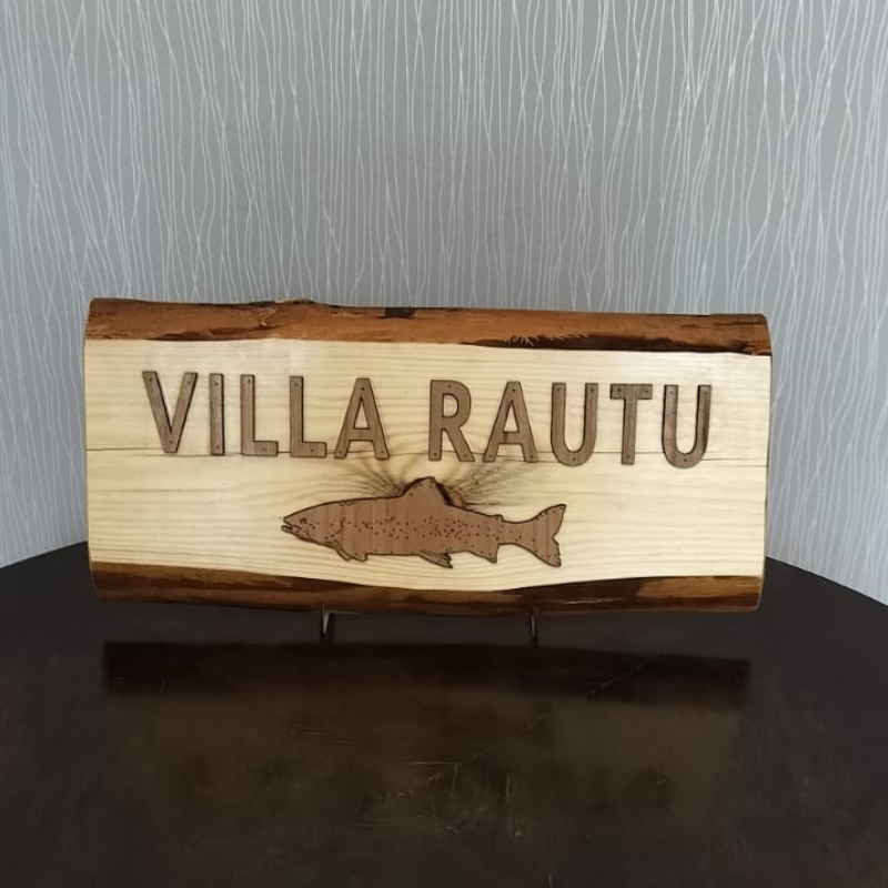 Kyltti tuppeensahatusta puusta omalla tekstillä
