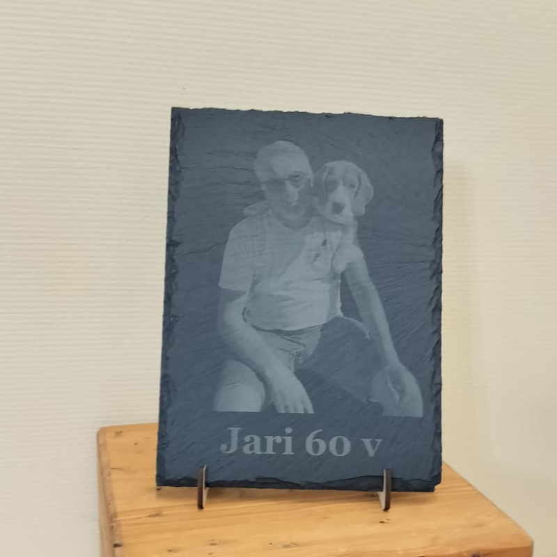 Muistolaatta omalla kuvalla ja tekstillä