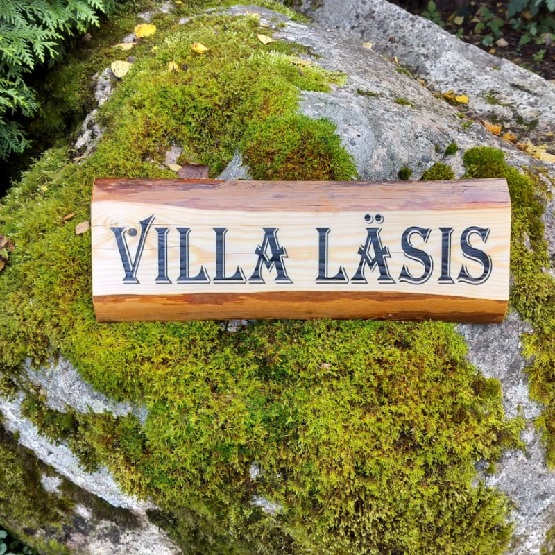 Kyltti tuppeensahatusta puusta omalla tekstillä