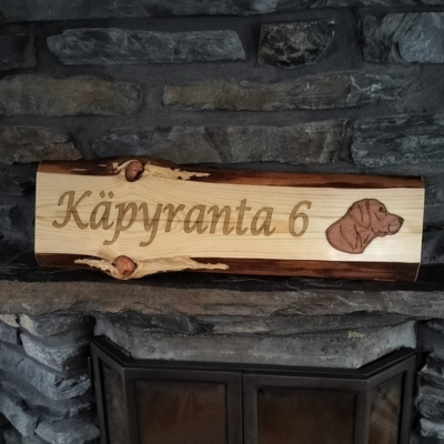 Kyltti tuppeensahatusta puusta omalla tekstillä