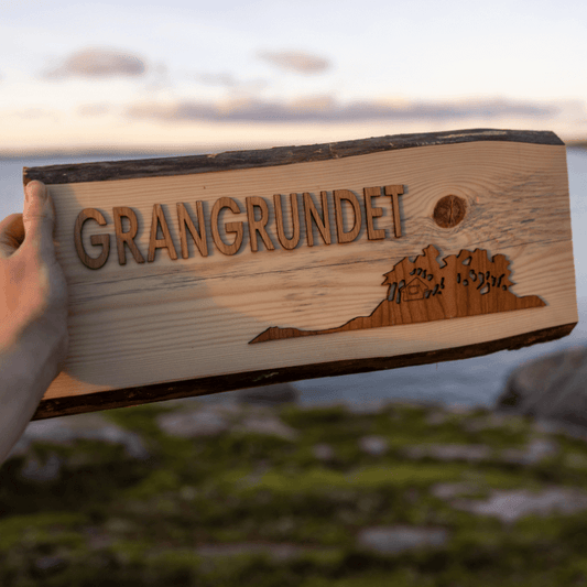 Kyltti tuppeensahatusta puusta omalla tekstillä