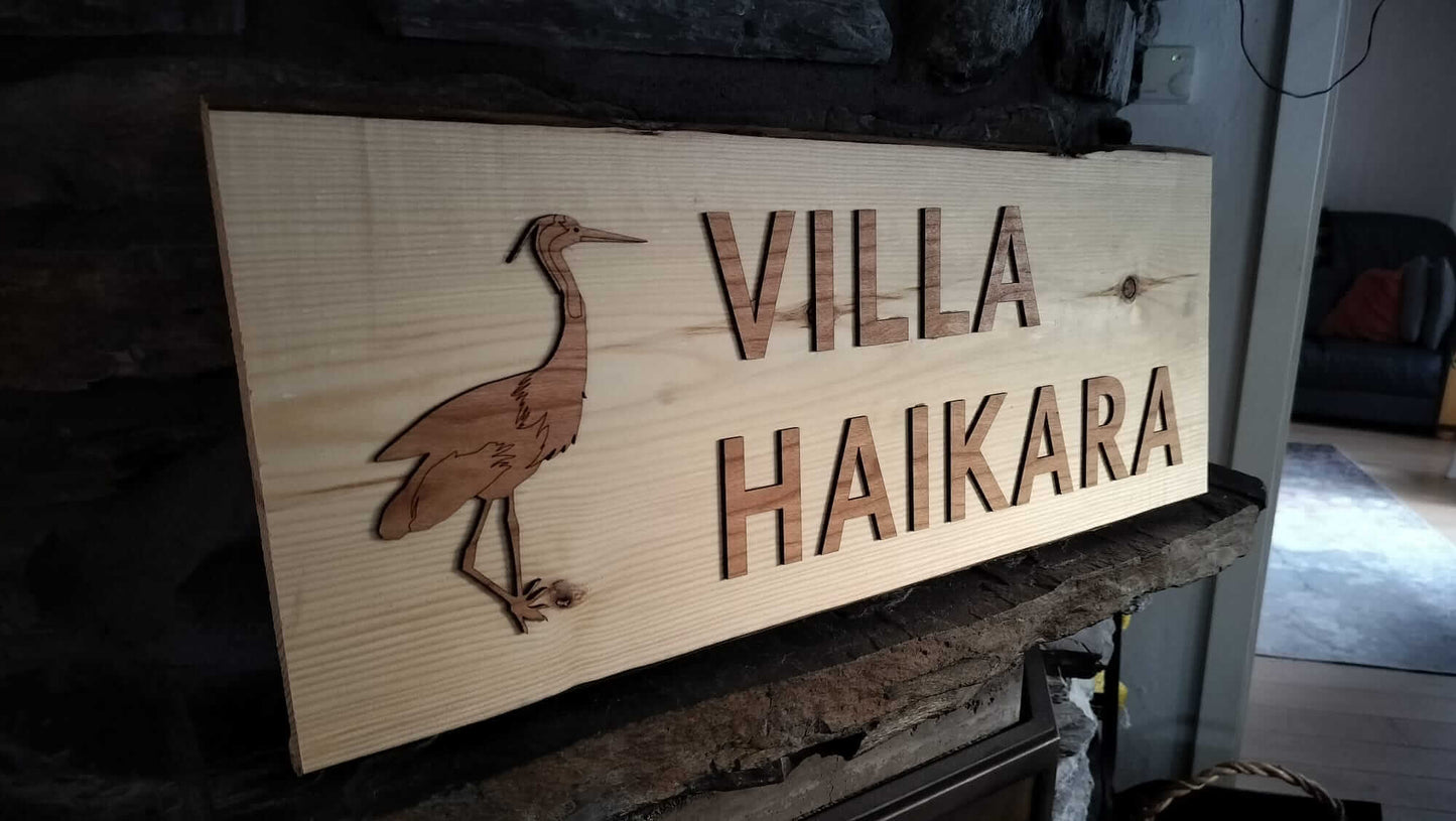 Kyltti tuppeensahatusta puusta omalla tekstillä
