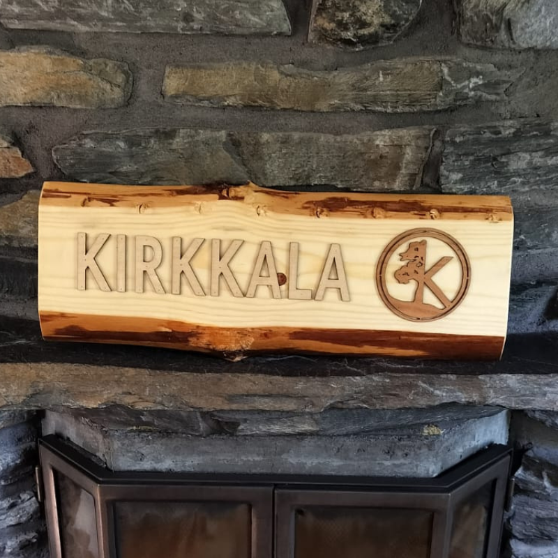 Kyltti tuppeensahatusta puusta omalla tekstillä