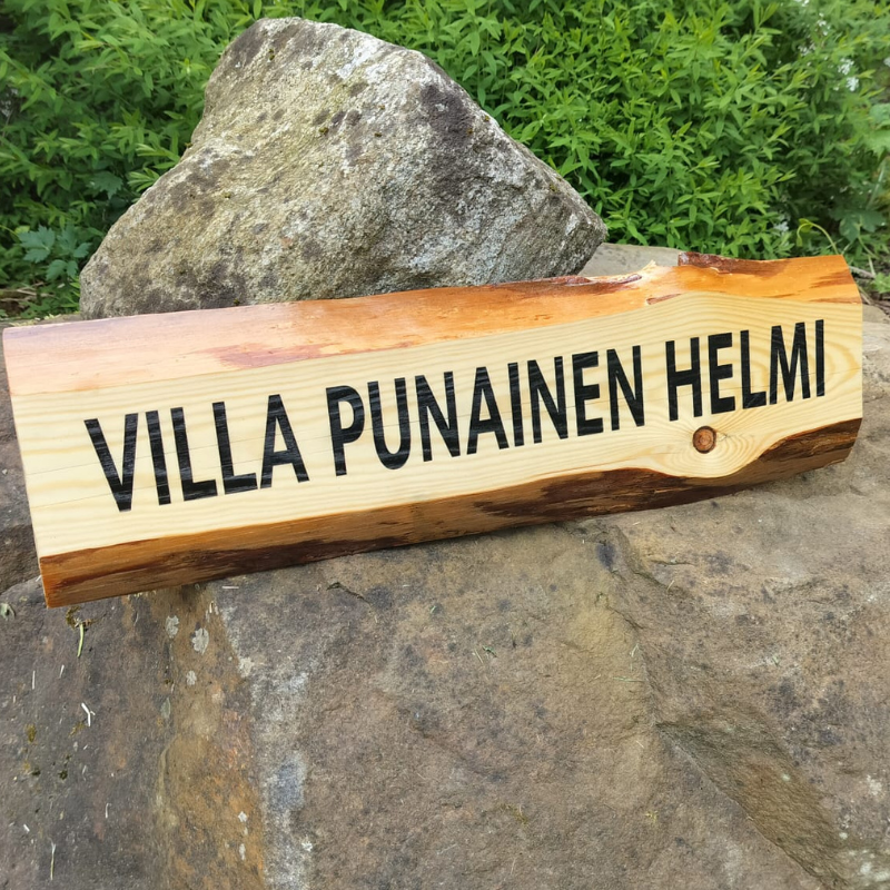 Kyltti tuppeensahatusta puusta omalla tekstillä