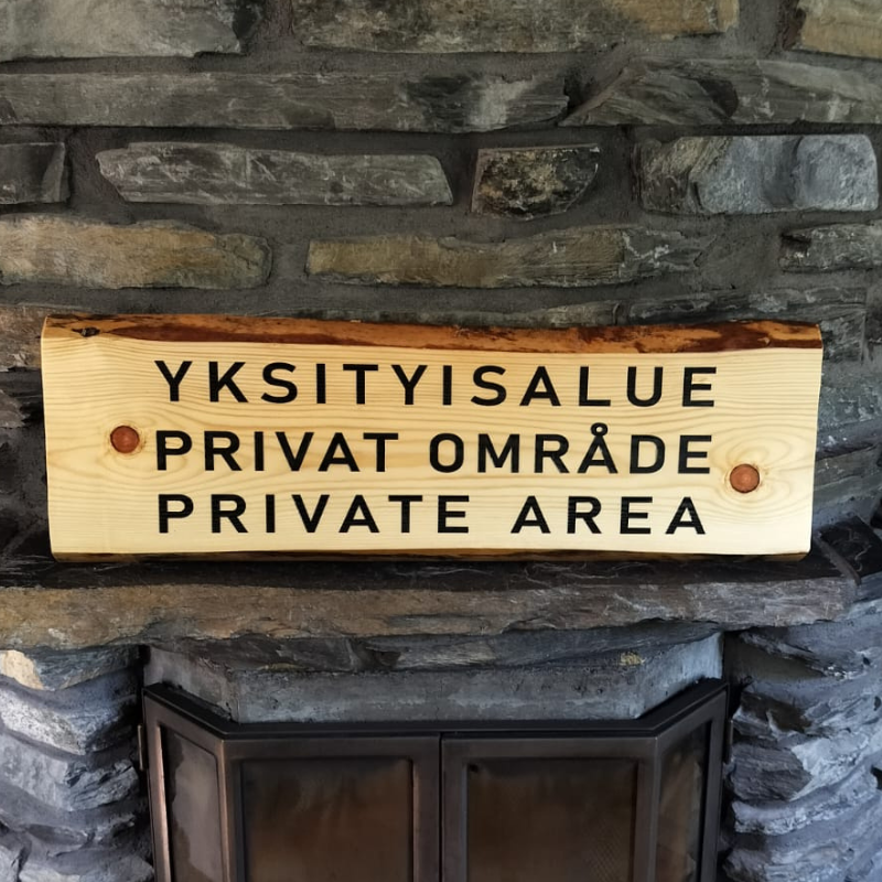 Kyltti tuppeensahatusta puusta omalla tekstillä