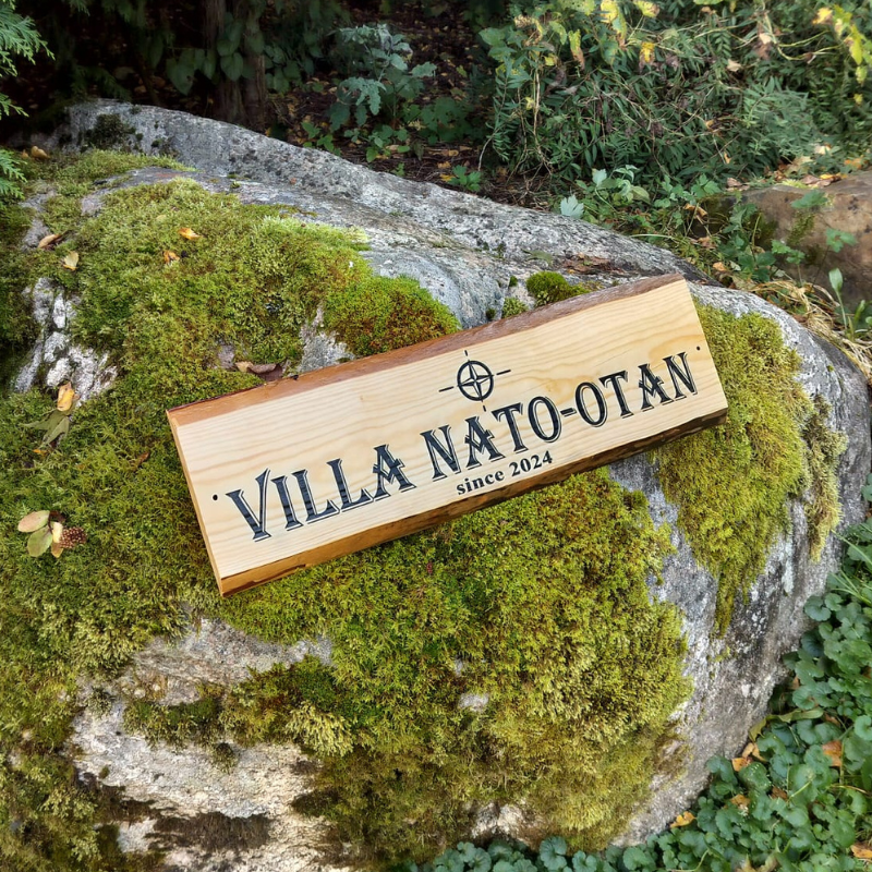 Kyltti tuppeensahatusta puusta omalla tekstillä