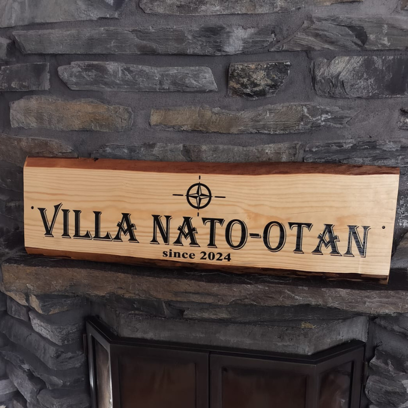 Kyltti tuppeensahatusta puusta omalla tekstillä