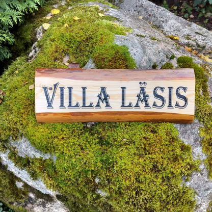 Kyltti tuppeensahatusta puusta omalla tekstillä