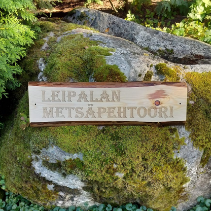 Kyltti tuppeensahatusta puusta omalla tekstillä