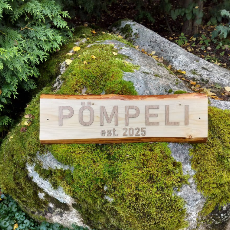 Kyltti tuppeensahatusta puusta omalla tekstillä