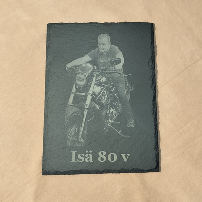 Muistolaatta omalla kuvalla ja tekstillä