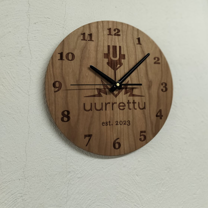 Seinäkello omalla kuvalla tai tekstillä