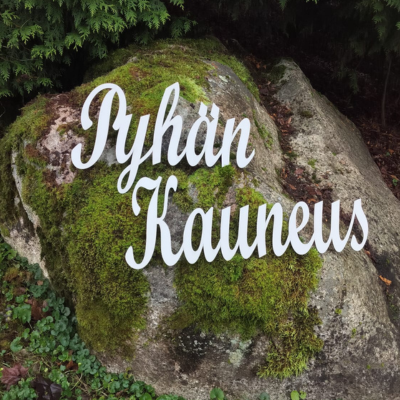 Kaunokirjoitettu ja kursivoitu tekstikyltti