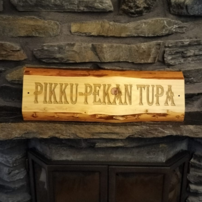 Kyltti tuppeensahatusta puusta omalla tekstillä