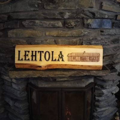 Kyltti tuppeensahatusta puusta omalla tekstillä