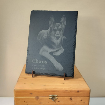 Muistolaatta omalla kuvalla ja tekstillä