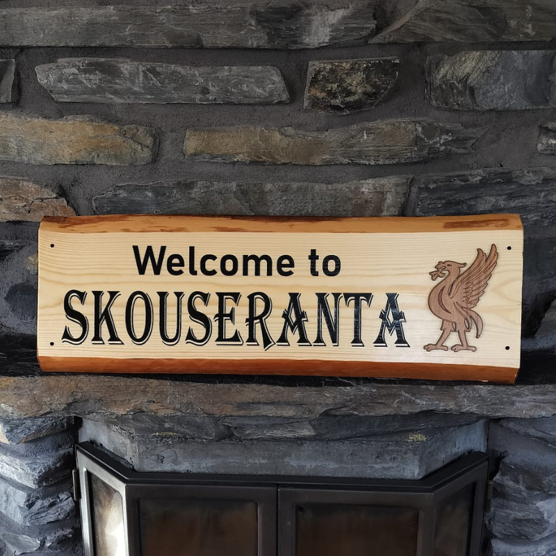 Kyltti tuppeensahatusta puusta omalla tekstillä