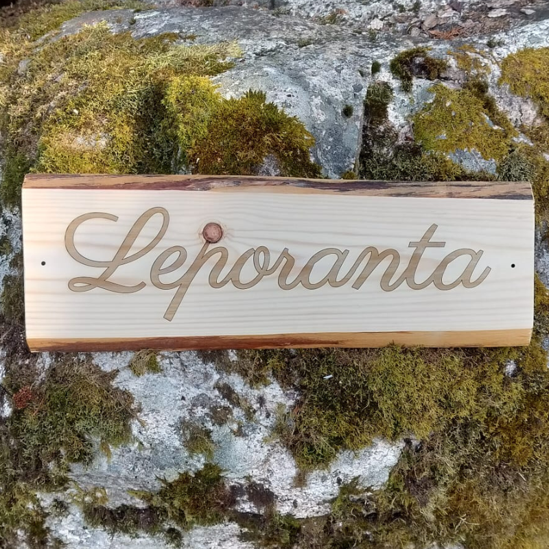 Kyltti tuppeensahatusta puusta omalla tekstillä