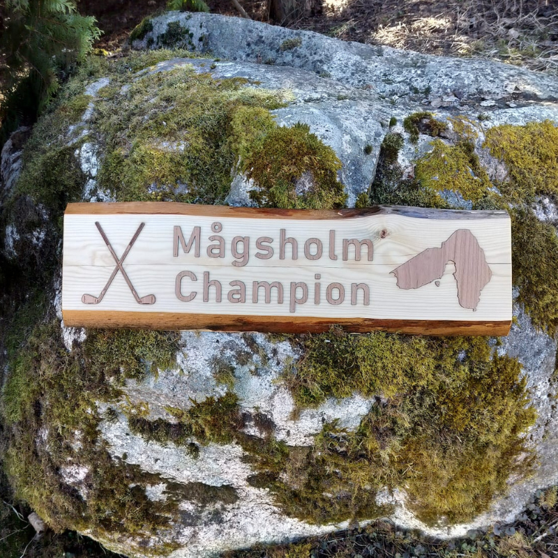 Kyltti tuppeensahatusta puusta omalla tekstillä