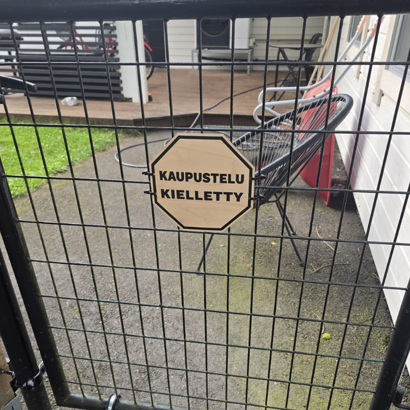 Kaupustelu kielletty -kyltti vanerista