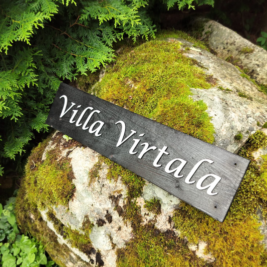 Hiilletty kyltti omalla tekstillä