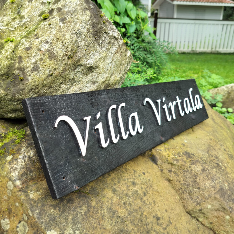 Hiilletty kyltti omalla tekstillä