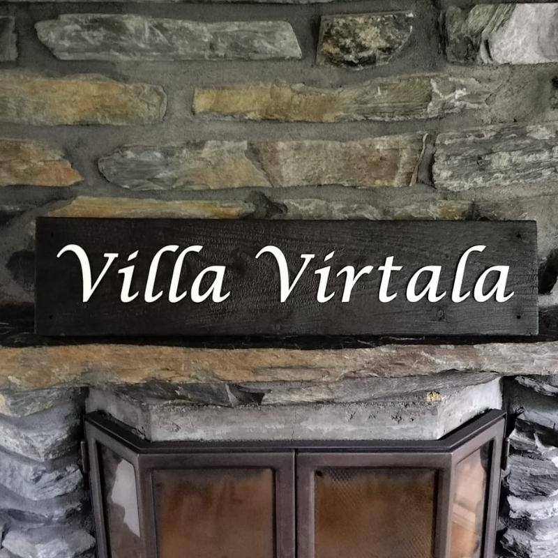 Hiilletty kyltti omalla tekstillä