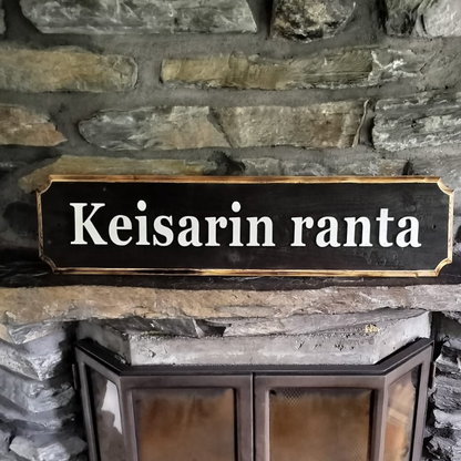 Hiilletty kyltti omalla tekstillä