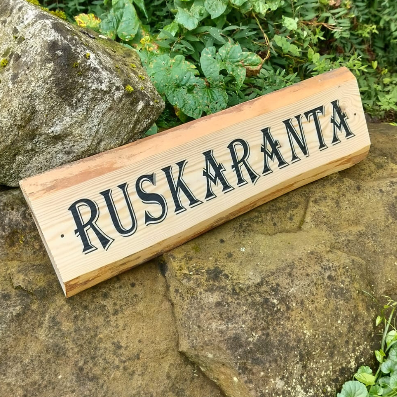 Kyltti tuppeensahatusta puusta omalla tekstillä