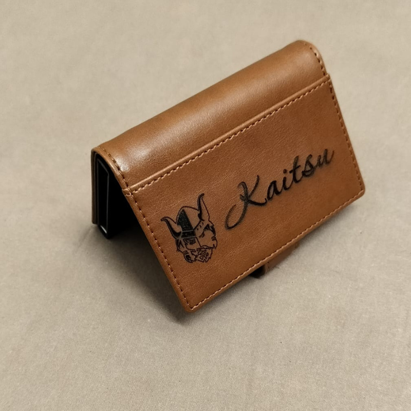 Korttikotelo omalla tekstillä ja logolla (RFID suojattu)