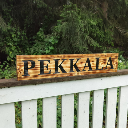 Liekitetty puukyltti omalla tekstillä