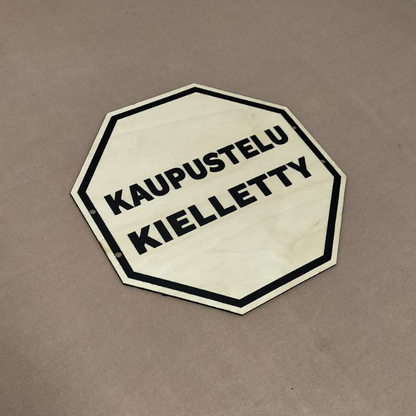 Kaupustelu kielletty -kyltti vanerista