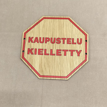 Kaupustelu kielletty -kyltti vanerista