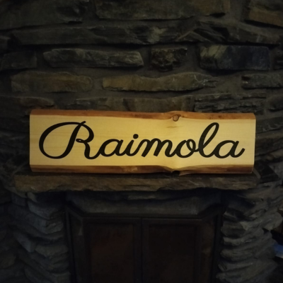 Kyltti tuppeensahatusta puusta omalla tekstillä