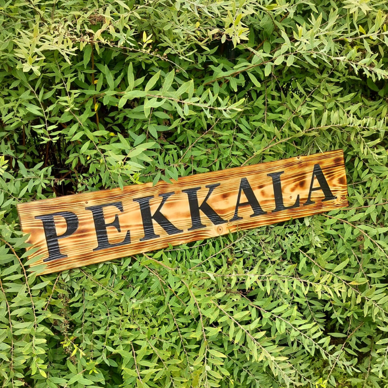 Liekitetty puukyltti omalla tekstillä
