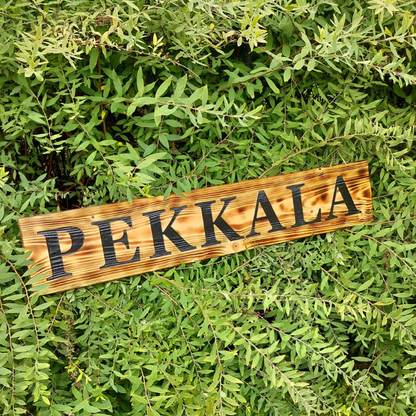 Liekitetty puukyltti omalla tekstillä