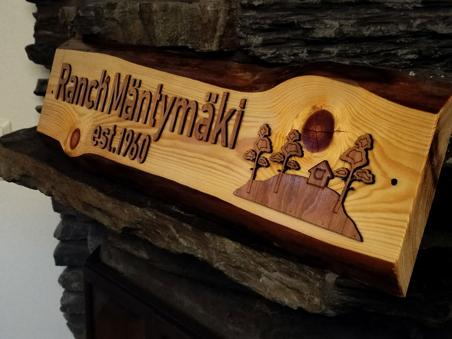 Kyltti tuppeensahatusta puusta omalla tekstillä